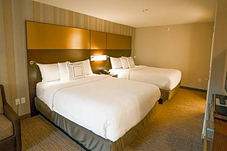 Studio with Two Queen Beds and Sofa Bed - Hearing Accessible