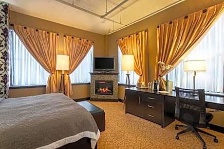 King Room with Fireplace - Accessible/Non-Smoking