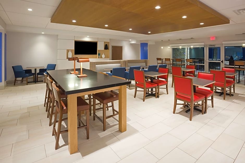 Holiday Inn Express and Suites Des Moines Downtown, an IHG Hotel