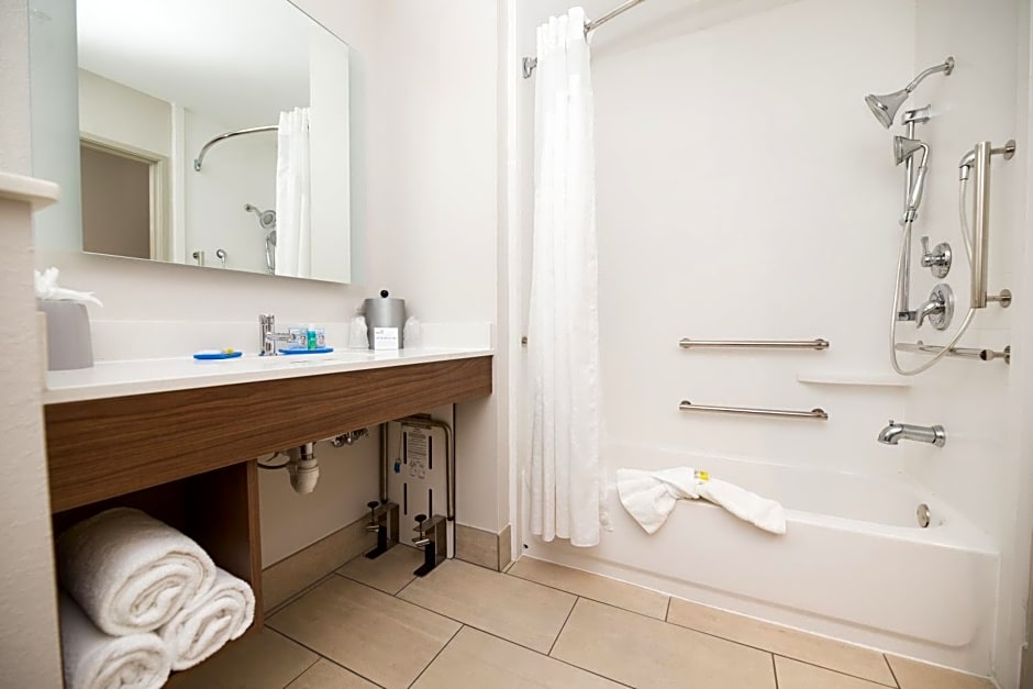 Holiday Inn Express Hotel & Suites Clinton By IHG