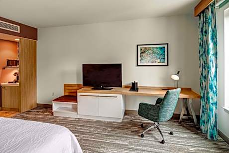 1 King Mobility/Hearing Accessible W/ Bathtub