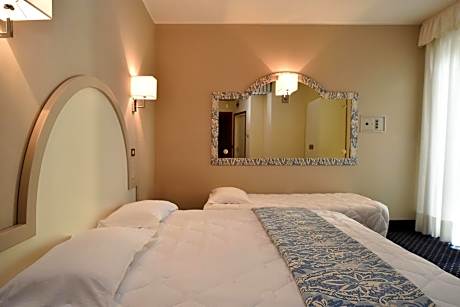 Classic Quadruple Room with Balcony and Lateral Sea View