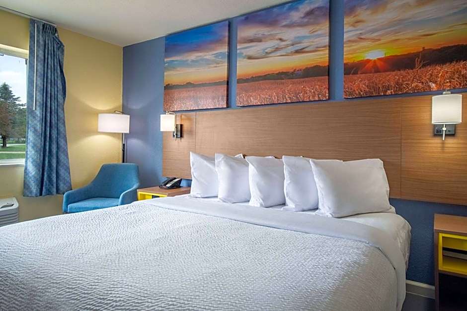 Days Inn by Wyndham Evansdale Waterloo