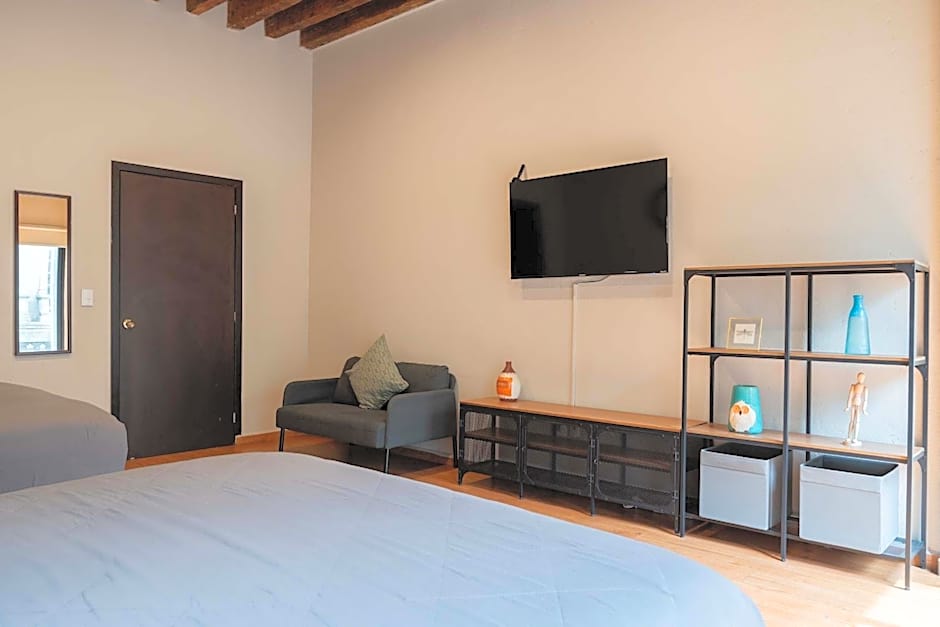 104 Location 2Bdrm 2bath AC apt Fits 8 Rooftop