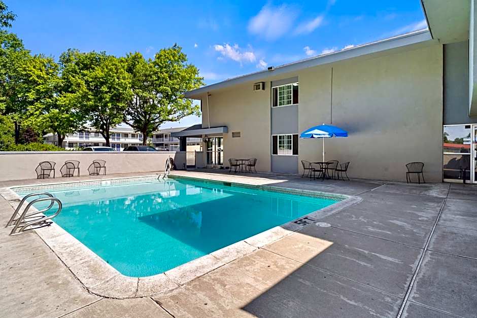 Travelers Inn Medford