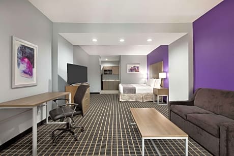 1 King Bed Suite Non-Smoking