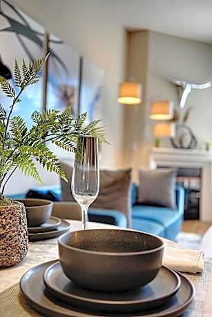 Penthouse One Bedroom Garden View Condo by UCLA