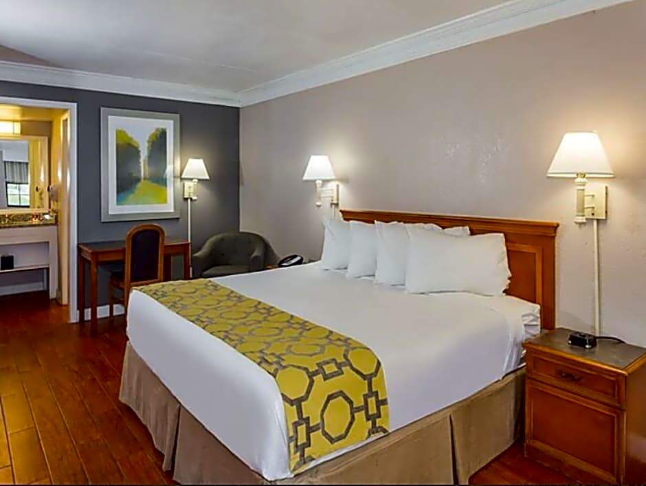 Casa Bella Inn & Suites