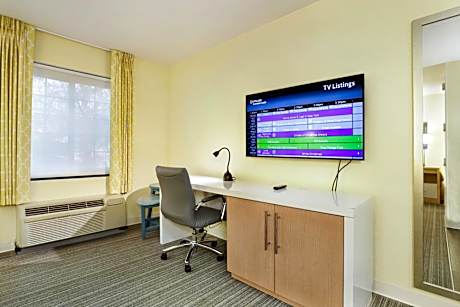 Studio King Suite with Roll In Shower - Mobility Accessible