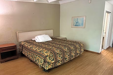 King Bed Smoking