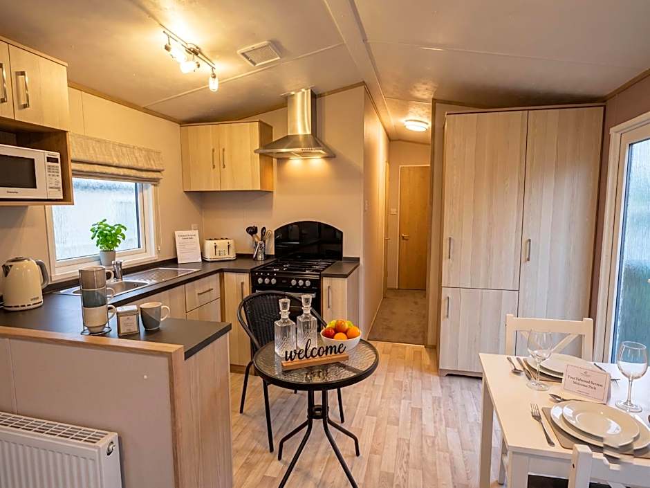 2 Bedroom Lakeview Lodge - Ensuite & Balcony Deck