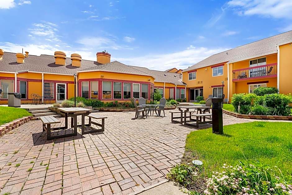 Chicago Club Inn & Suites