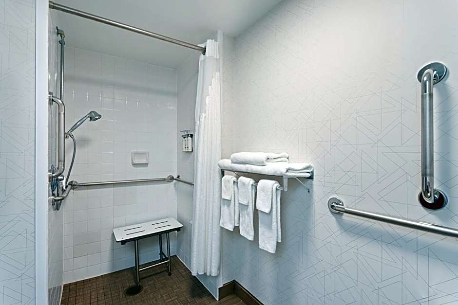 Holiday Inn Express & Suites Cincinnati Riverfront By IHG