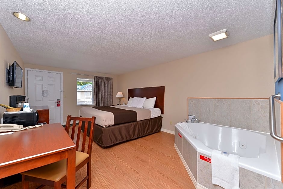 Photo 1 of 4 of 1 King Bed, Jacuzzi®, Smoking