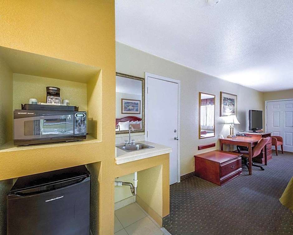 Econo Lodge Inn & Suites Eagle Pass