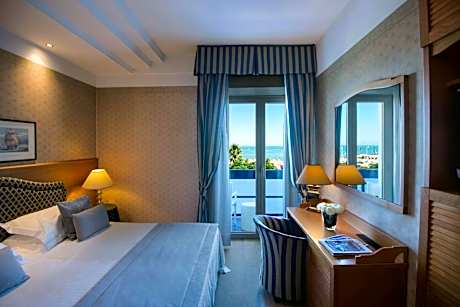 Prestige Double Room with Pedestrian Promenade View