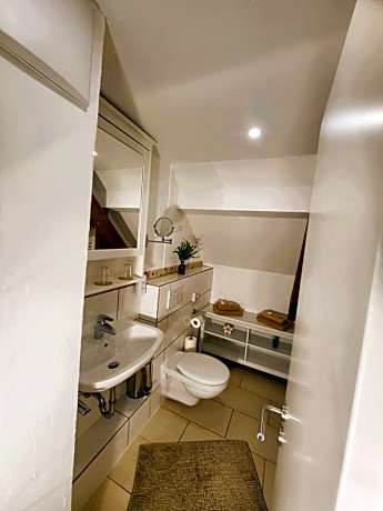 CJS Apartments - Chill or Drive am Nürburgring, new Box Spring Beds, new furniture, free Parking, WLan, TV-Streaming, Quiet Location
