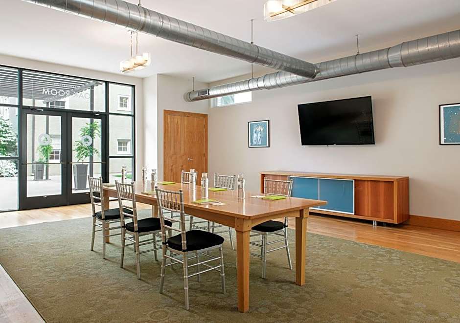 Oakhurst Inn at the University