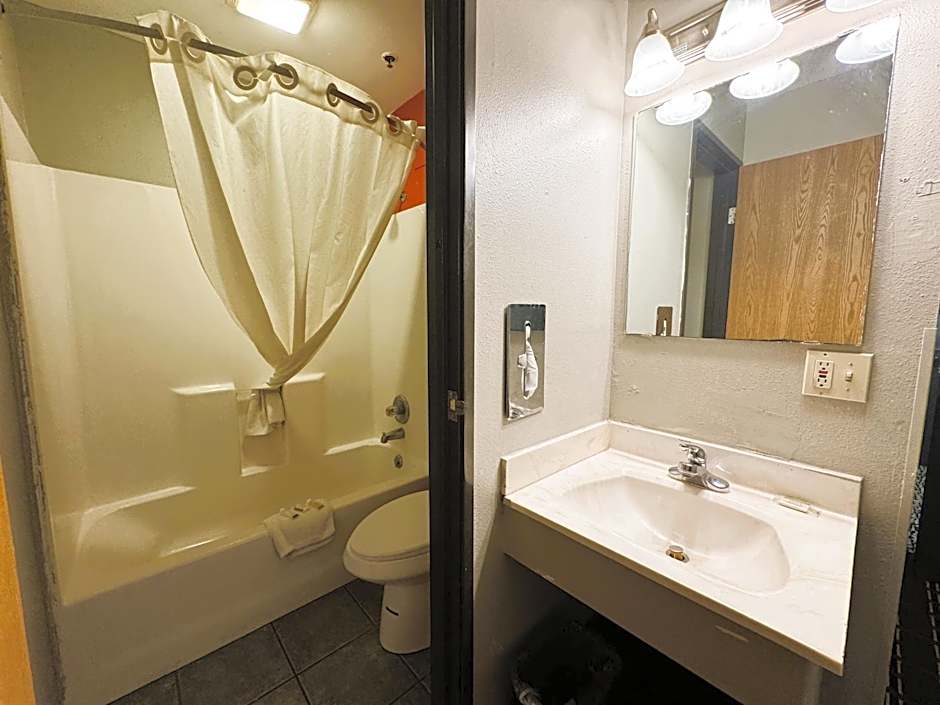 Super 8 by Wyndham Reedsburg