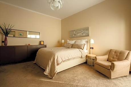 One-Bedroom Premier Apartment