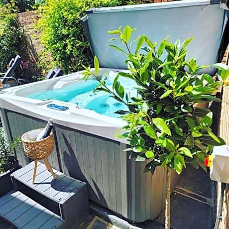 Executive Suite with Private HotTub, Full SkyTV in 600 Year Old Manor House