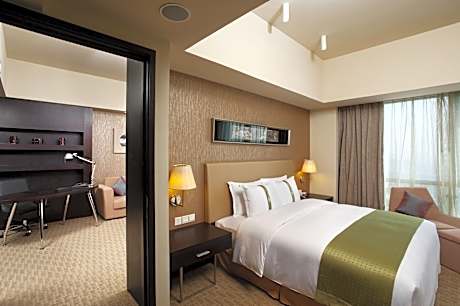 1 bedroom suite club lounge access
