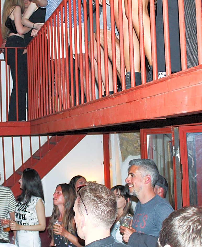 Alface Hall Hostel & Bar