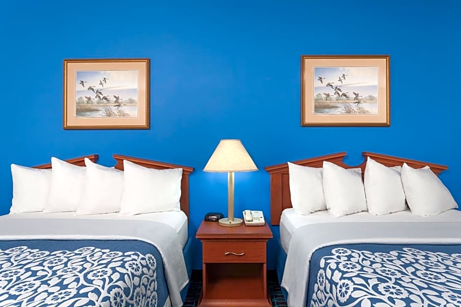 Days Inn & Suites by Wyndham Cambridge