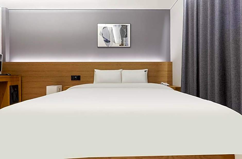 Photo 1 of 10 of Superior 1 King Bed