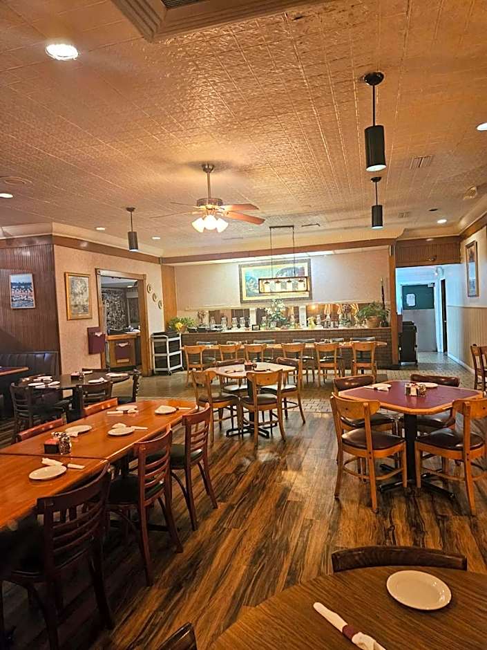 Days Inn & Suites by Wyndham Marshall