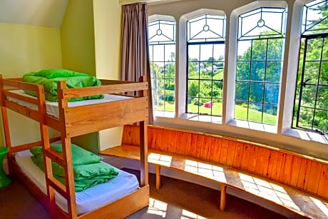 Dormitory Room with Shared Bathroom (6 Adults)