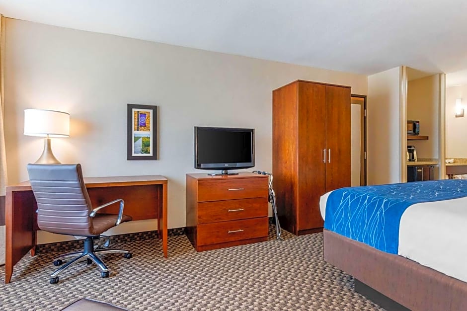Comfort Inn & Suites near Route 66 Award Winning Gold Hotel 2021