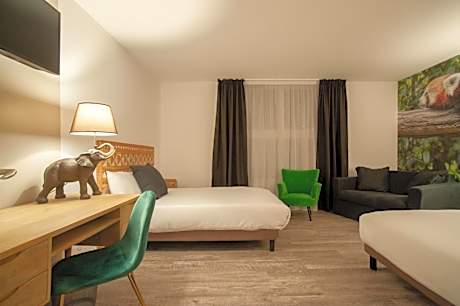 Quadruple Room with 1 Double Bad and 2 Single Beds