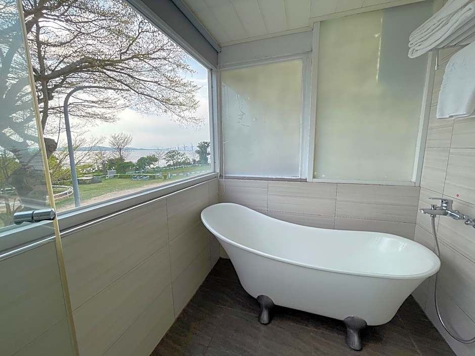 Breeze & Waves A Seaside Inn