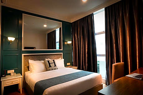 Deluxe Queen Room with Window