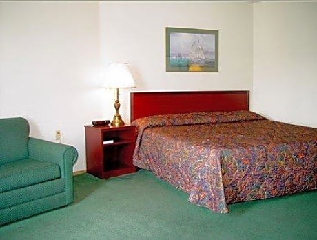 Super 8 by Wyndham Lynnwood