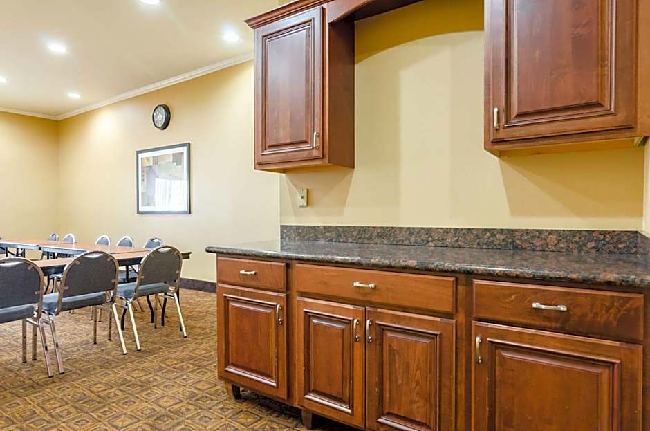 Comfort Suites Salina South