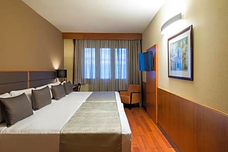 Family Room (2 Adults + 2 Children)