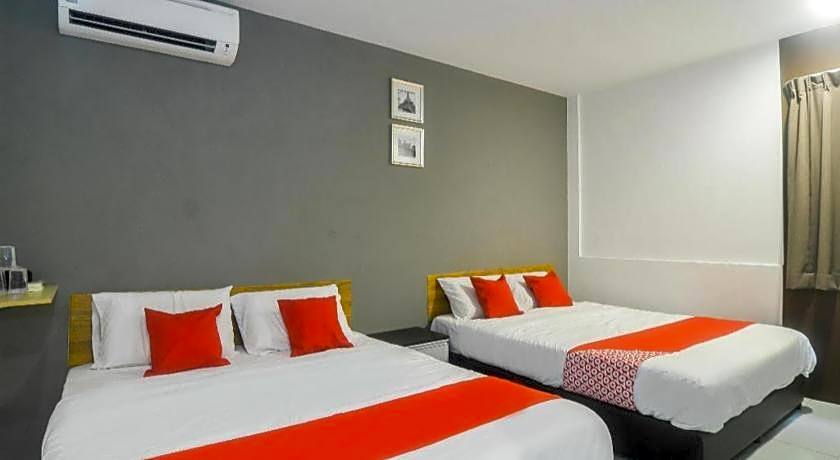 OYO 89465 Golden Lounge