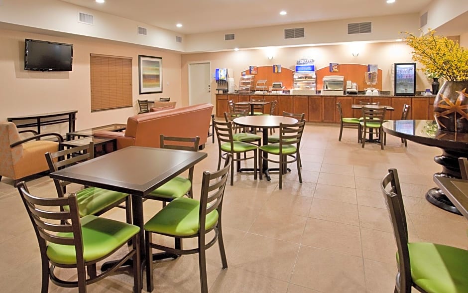 Holiday Inn Express & Suites Topeka North by IHG