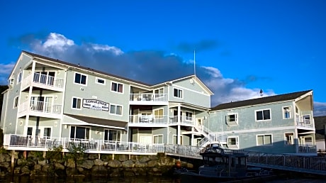 Longliner Lodge and Suites