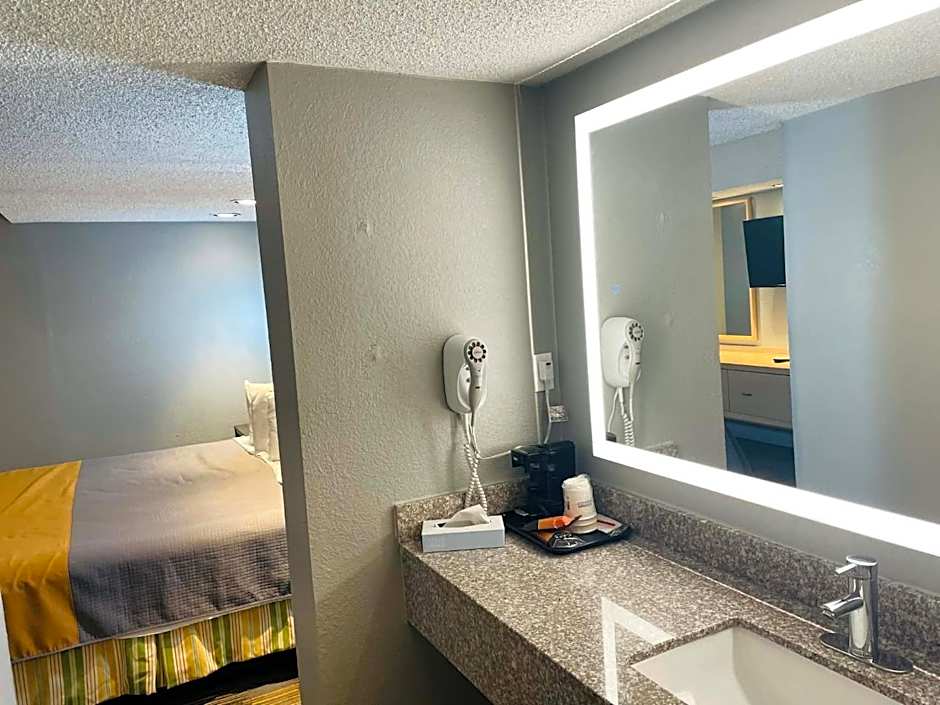 Travelodge by Wyndham Sellersburg / Louisville North