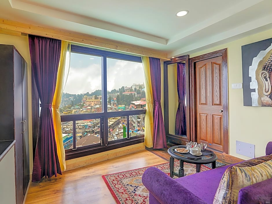 Sumitel Hotel 500 meters from Mall Road