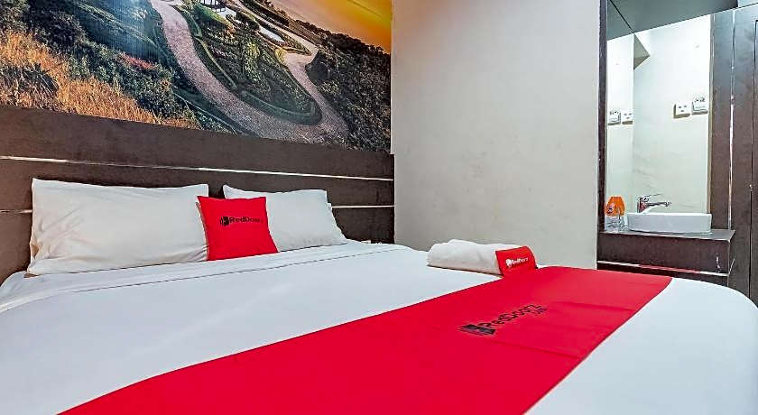 RedDoorz near Stadion Sanaman Mantikei