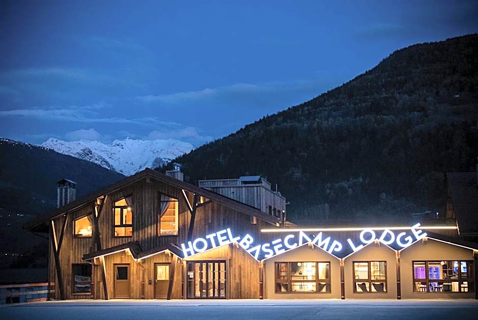 Hotel Base Camp Lodge