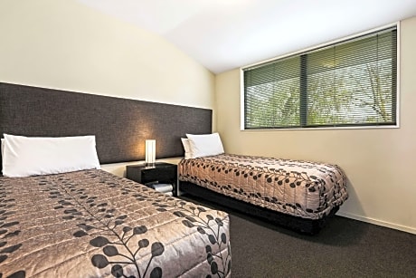 1 King Bed, 2 Single Beds, Suite, Nonsmoking