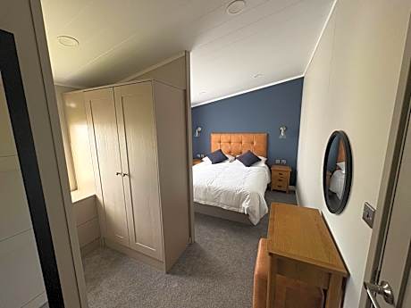 Signature Lodge 2 Bedroom Hot Tub (No Pets)