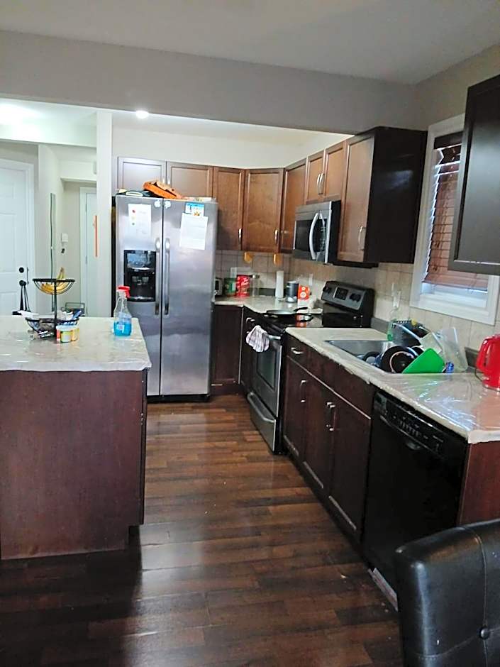 A room in Spruce Grove, 20mins drive to WEM