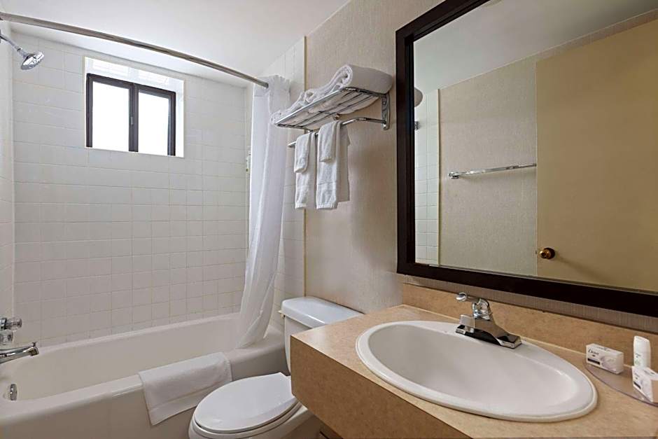 Travelodge by Wyndham Thunder Bay ON