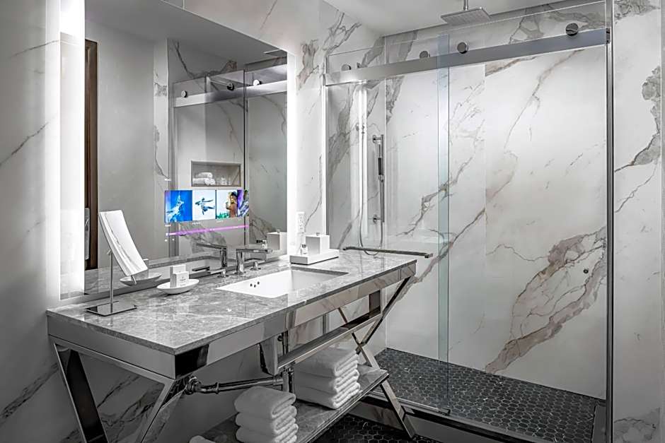 The Sinclair, Autograph Collection